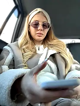 Snapshot of NewLale chatting on October 18, 3:31 am NewLale online show from October 18, 3:31 am