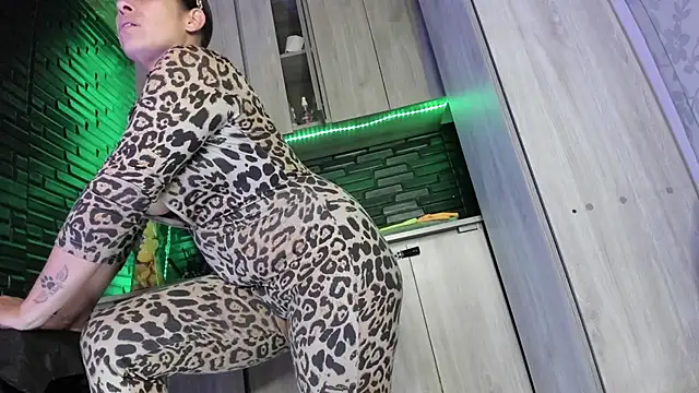 LaureenHills online show from February 27, 1:49 am