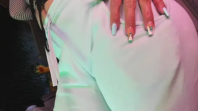 LaureenHills online show from April 7, 3:08 am