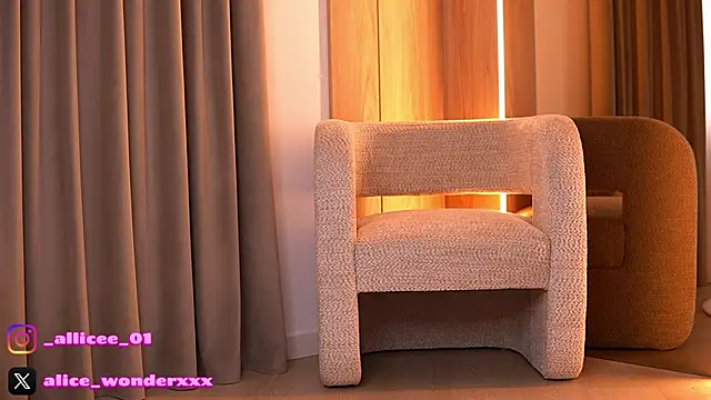 VanessaSimon online show from March 22, 8:20 am