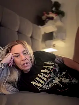 blondebitch2 online show from November 14, 9:42 am