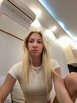 Snapshot of LuisaBecker chatting on October 2, 3:50 pm LuisaBecker online show from October 2, 3:50 pm