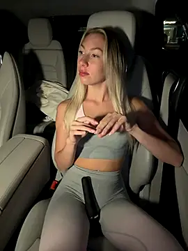 Snapshot of LuisaBecker chatting on October 15, 4:31 pm LuisaBecker online show from October 15, 4:31 pm