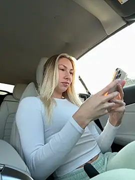 Snapshot of LuisaBecker chatting on October 18, 12:30 pm LuisaBecker online show from October 18, 12:30 pm