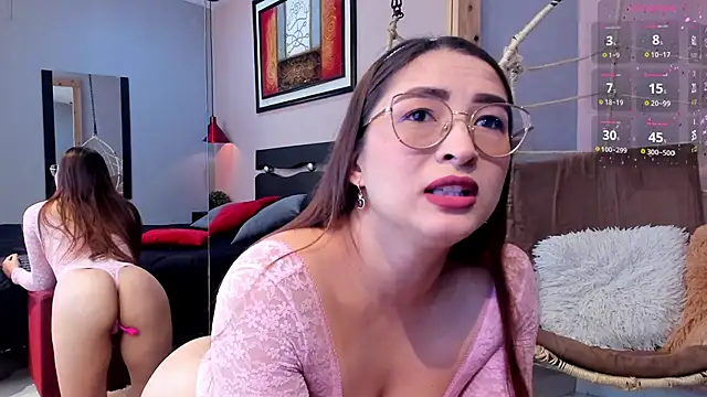 Snapshot of _LaraMom_ chatting on September 9, 1:33 pm LaraMom online show from September 9, 1:33 pm