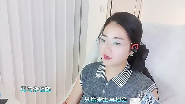 Snapshot of Floor_oo chatting on October 16, 7:33 am Floor oo online show from October 16, 7:33 am