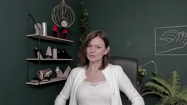 VivianWILD online show from November 26, 8:15 am