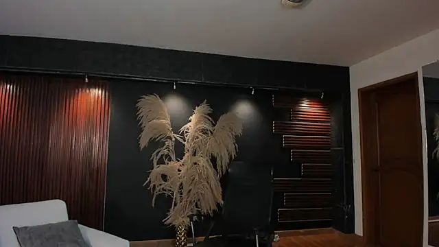 saracorraless online show from October 17, 11:35 am