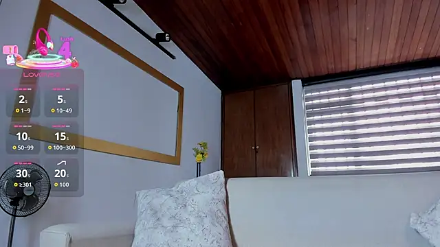 saracorraless online show from October 30, 9:05 pm