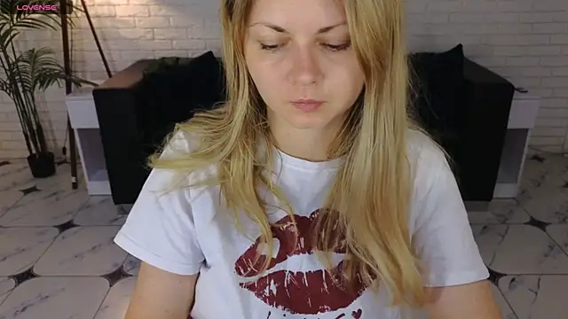 SmilingEmily  online show from September 13, 6:32 am