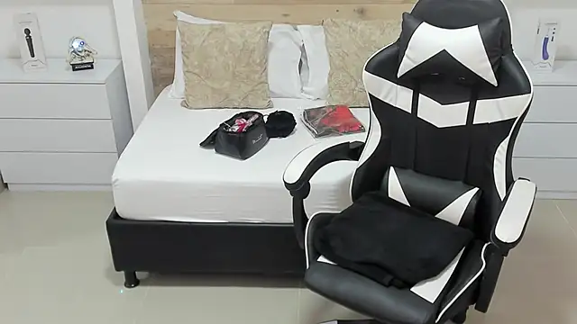 Snapshot of candy_summer28 chatting on October 13, 7:27 pm candy summer28 online show from October 13, 7:27 pm