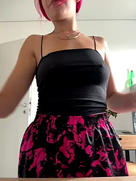 Snapshot of RiriRoseey chatting on October 4, 7:03 am RiriRoseey online show from October 4, 7:03 am