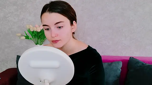 Miss Arwen online show from October 6, 3:45 am