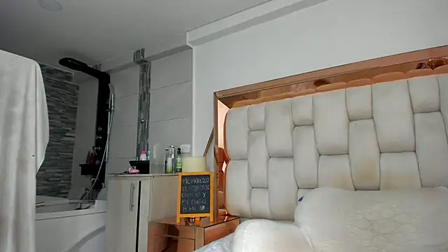 Snapshot of emilyparkerr01 chatting on October 12, 2:19 pm emilyparkerr01 online show from October 12, 2:19 pm