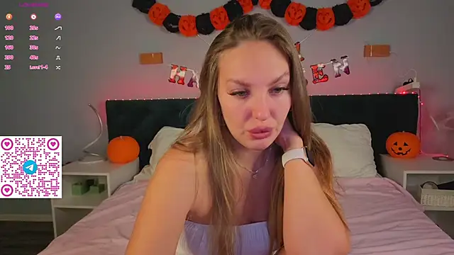 Kelly Hardy online show from November 4, 1:21 am