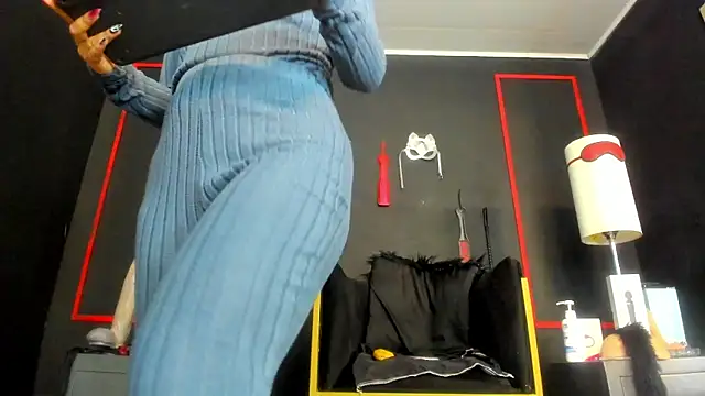 Snapshot of CharlotteScotte chatting on October 22, 11:04 am CharlotteScotte online show from October 22, 11:04 am