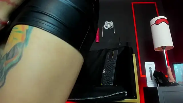 Snapshot of CharlotteScotte chatting on October 15, 12:52 pm CharlotteScotte online show from October 15, 12:52 pm