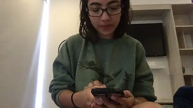 Sophi  a online show from April 18, 6:21 pm