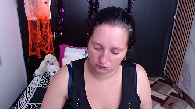 Snapshot of CristialJones_ chatting on October 27, 1:50 pm CristialJones online show from October 27, 1:50 pm