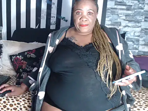 Snapshot of BigHotMatureXx chatting on October 18, 8:10 pm BigHotMatureXx online show from October 18, 8:10 pm