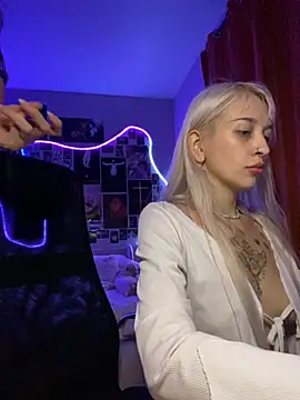 Snapshot of Dooubletroublee chatting on October 4, 10:36 pm Dooubletroublee online show from October 4, 10:36 pm