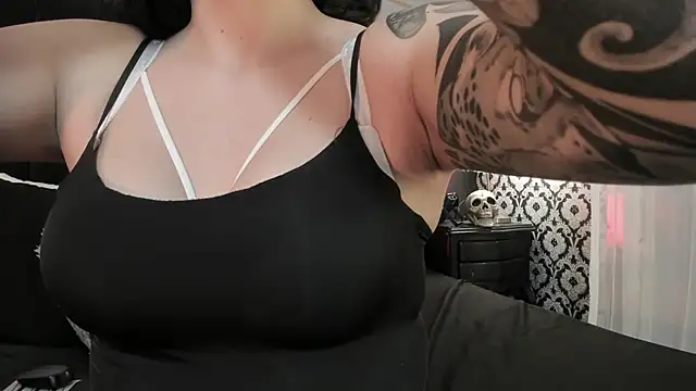 Adeelinee online show from November 13, 8:30 pm