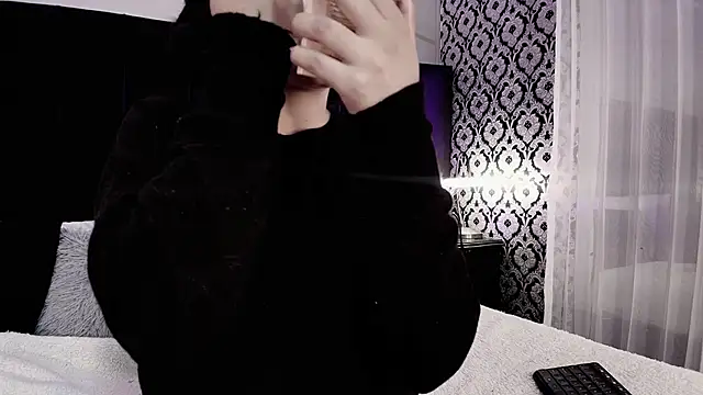 Snapshot of Adeelinee chatting on October 30, 10:00 pm Adeelinee online show from October 30, 10:00 pm