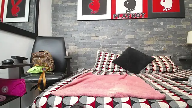 Snapshot of dayadubey_ chatting on October 13, 10:07 am dayadubey online show from October 13, 10:07 am