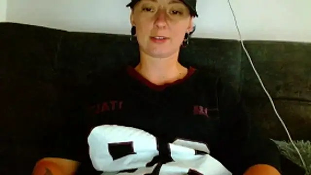 tomboyblue online show from April 23, 9:06 pm