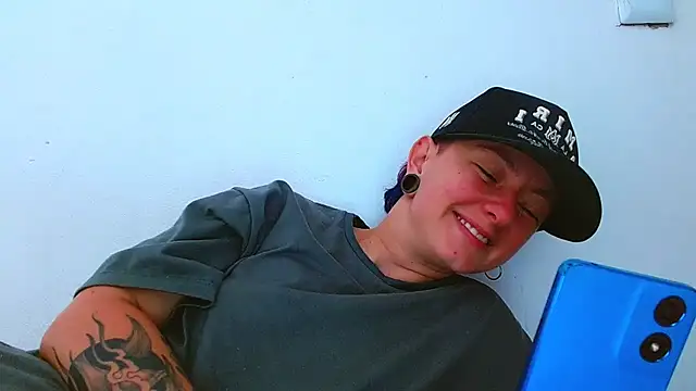 tomboyblue online show from April 24, 9:06 pm