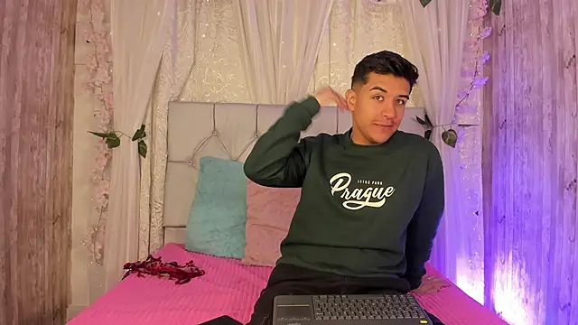 BradLovEmma  online show from November 3, 4:44 pm