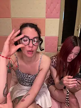 Strawberry queens online show from April 24, 4:43 pm