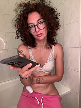 Strawberry queens online show from June 26, 12:06 pm