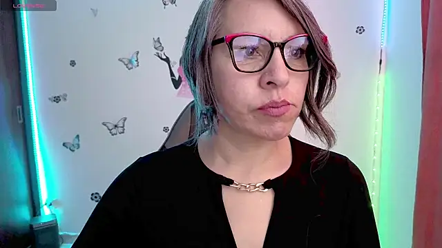 Lady breaks hearts online show from July 21, 1:56 pm