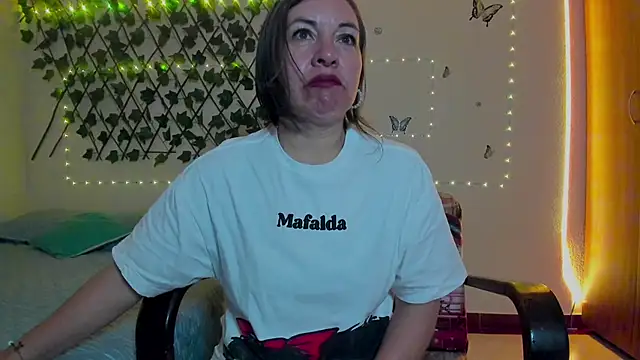 Lady breaks hearts online show from October 1, 11:26 am