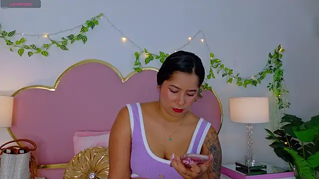 Snapshot of EmmaCrush chatting on November 1, 9:41 pm EmmaCrush online show from November 1, 9:41 pm