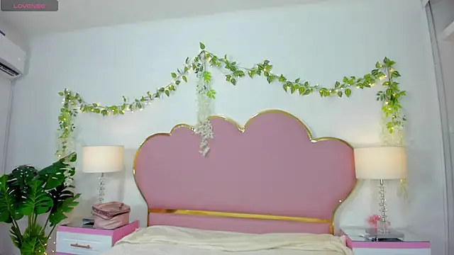 Snapshot of EmmaCrush chatting on September 28, 9:09 pm EmmaCrush online show from September 28, 9:09 pm