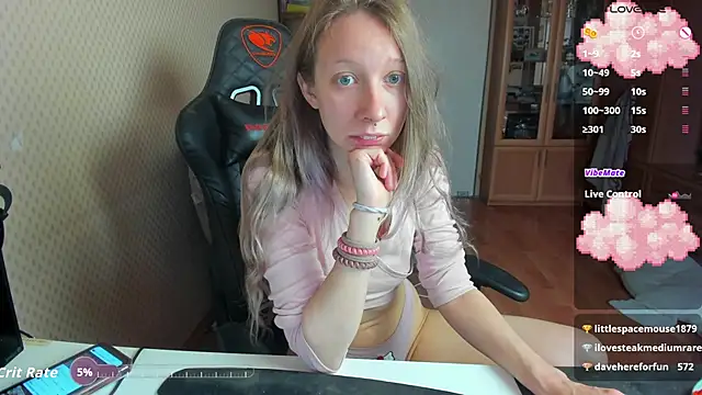 Snapshot of cutieMila chatting on October 1, 7:24 am cutieMila online show from October 1, 7:24 am