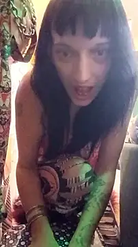 whitetrashdirtyslut online show from December 19, 6:33 pm