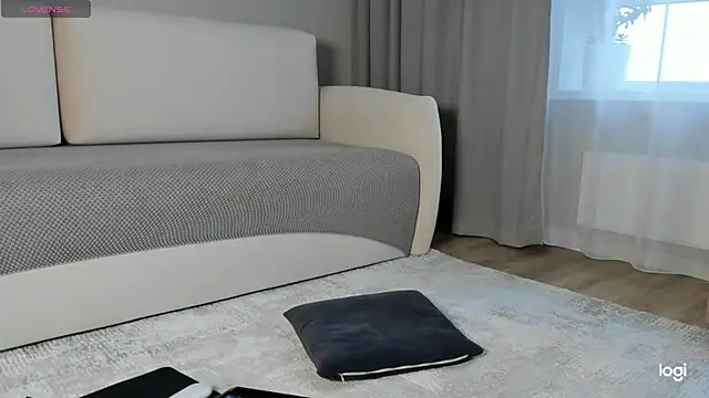 Snapshot of AmelinaLove chatting on October 21, 1:42 am AmelinaLove online show from October 21, 1:42 am