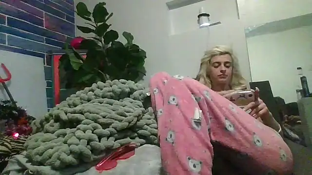 watermellonpussy online show from March 7, 10:17 pm