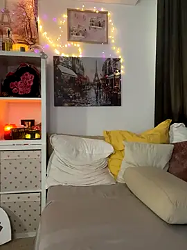 EvelynFrances online show from October 16, 10:40 am