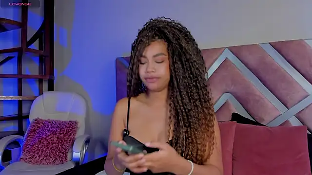 nayah   online show from February 3, 8:12 pm