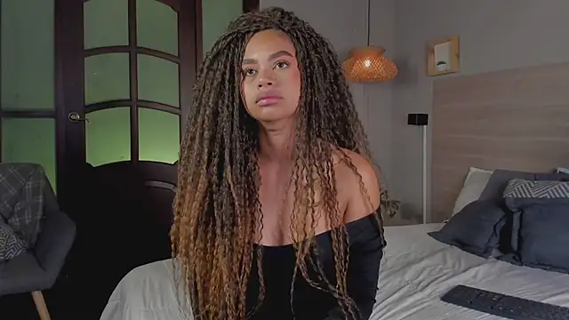 nayah   online show from October 25, 9:32 pm