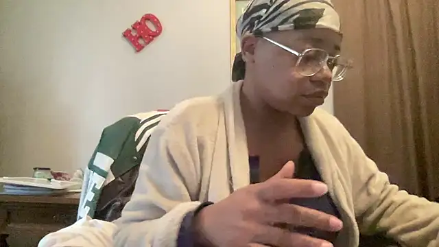 MommyConfident online show from December 3, 2:52 pm