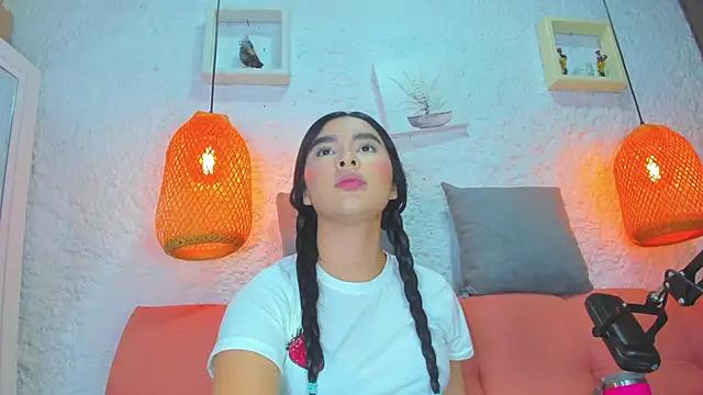 Snapshot of emiily_s chatting on October 24, 12:12 pm emiily s online show from October 24, 12:12 pm