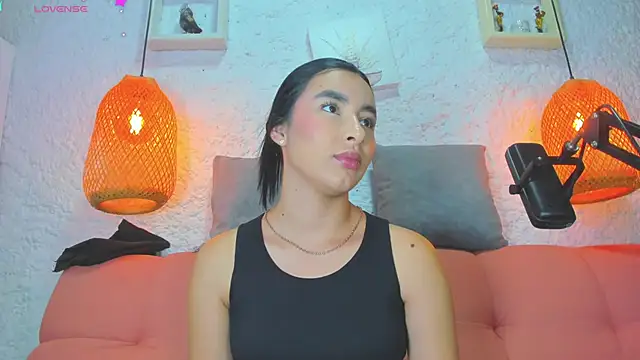 Snapshot of emiily_s chatting on October 23, 12:11 pm emiily s online show from October 23, 12:11 pm