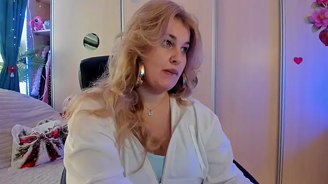 CoraSwon online show from January 10, 11:15 am