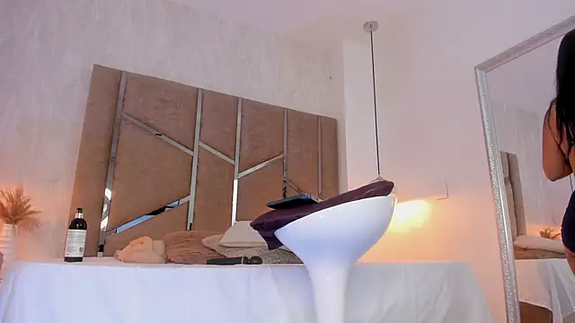 Snapshot of Martinaa_Jones_ chatting on October 18, 9:27 pm Martinaa Jones  online show from October 18, 9:27 pm