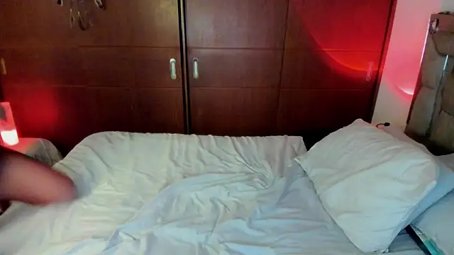 Snapshot of Lucyerobbie chatting on October 18, 4:04 am Lucyerobbie online show from October 18, 4:04 am